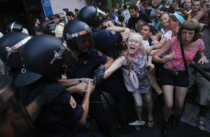 Escena de la detención de una mujer durante las protestas de Madrid. Finalmente la señora fue liberada por la policía.