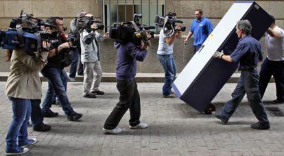 Un grupo de periodistas gráficos graba el traslado de las actas de la Junta de Andalucía a los juzgados en abril.