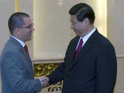 El vicepresidente de Venezuela saluda a Xi Jinping.