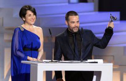 El chileno Sebastián Leilo, junto a la actriz Paulina García, regoce el premio a mejor película por 'Gloria'.