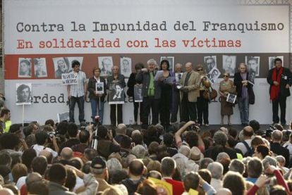 Manifestación de apoyo a Garzón y contra la Impunidad del Franquismo, el pasado 24 de abril. Pedro Almodóvar en el momento de leer el manifiesto tras la manifestación, también intervinieron la escritora Almudena Grandes, Marcos Ana, entre otros.