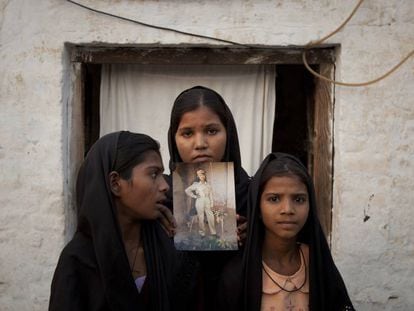 Las hijas de Asia Bibi posan con su retrato fuera de su residencia en Sheikhupura en la provincia de Punjab en Pakistan