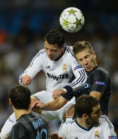 Cristiano Ronaldo cabecea el balón a pesar de la oposición de Nastasic.