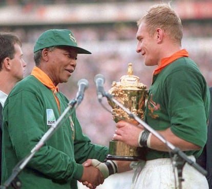 Mandela felicita al capit&aacute;n del equipo sudafricano de rugby, en el mundial de 1995, en un gesto que simboliz&oacute; el fin del &lsquo;apartheid&rsquo;.&ensp;