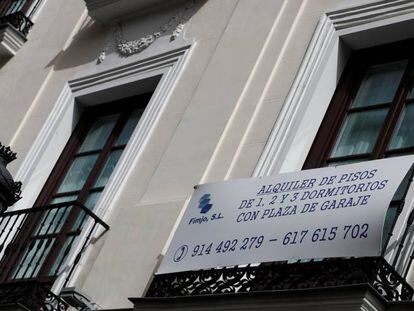 Vista de un cartel para alquilar un local en el centro de Madrid. 
