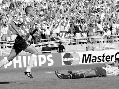 Andrés Escobar (D) en el Mundial de 1994, tras el autogol que le costaría la vida.