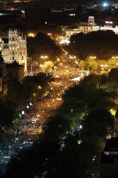 Miles de personas recorren Madrid durante la manifestación convocada por los sindicatos, que ha partido de la plaza de Cibeles