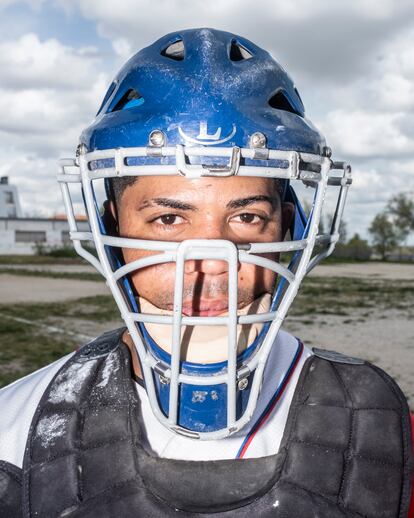 Una de las posiciones clave en el baseball es la del catcher, que es el jugador que en su turno defensivo ocupa su posición detrás del bateador en el juego y recibe los envíos del lanzador. A esta posición se le asigna el número 2. Es el que indica al lanzador por donde tiene que enviar la bola. En estas ligas municipales cuentan con toda la indumentaria
profesional, los catcher utilizan una máscara protectora para evitar lesiones en caso de impacto en el rostro. En la imagen, Jesús, uno de los catcher del equipo de los Piratas.
