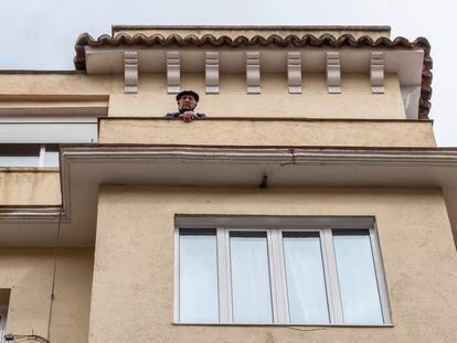 En la foto, Victoriano (93 años), asomado a su balcón de la calle Málaga, en el barrio de Chamberí, Madrid.