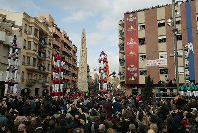 En la plaza de la Font de la Manxa de Valls se congregaron centenares de <i>castellers.</i>