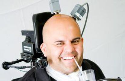 Erik Sorto bebe agua gracias al brazo robótico que controla con la mente a través de los elctrodos implantados en la corteza parietal posterior.