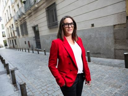 La podcaster Clara Tiscar, creadora de ‘Criminopatía’, en una calle del centro de Madrid, el 7 de noviembre.