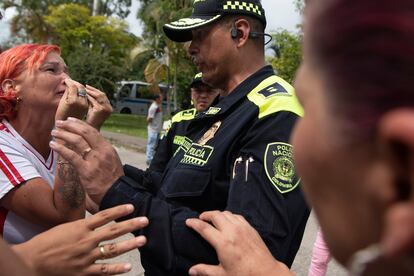 Un grupo de mujeres cuestiona al Brigadier General Tito Yesid Castellanos, Director General del InstitutoNacional Penitenciario y Carcelario (Inpec) frente a la cárcel de Tuluá.