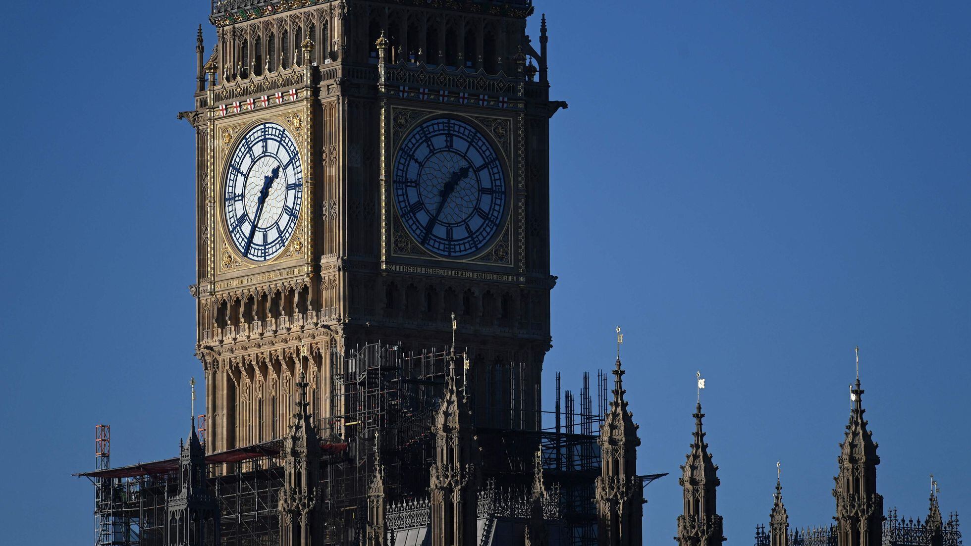 Una reina con el reloj roto