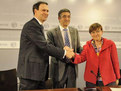 El ‘lehendakari’, Patxi López (centro), participó ayer con la consejera Gemma Zabaleta y el presidente de Aernnova, Juan Ignacio López Gandásegui, en la firma de un acuerdo sobre empleo y formación.