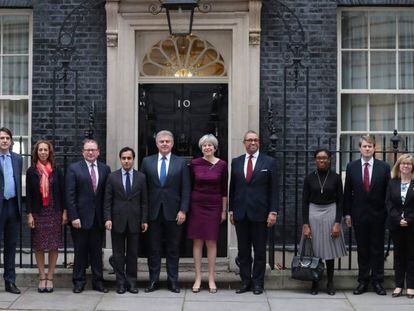 La primera ministra, Theresa May (centro), junto al diputado conservador Ben Bradley (derecha), el pasado 8 de enero en Downing Street.