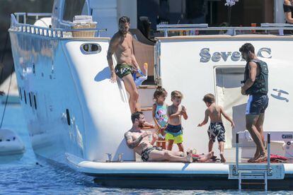 De izquierda a derecha, Cesc Fabregas, Lionel Messi y Luis Suarez con algunos de sus hijos durante las vacaciones en Ibiza a mediados de junio.