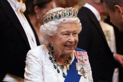 La Reina también poseía más de 300 artículos de joyería, incluidos 98 broches, 46 collares, 37 pulseras, 34 pares de aretes, 15 anillos, 14 relojes y cinco colgantes, entre otros. Su valor está cifrado en más de 110 millones de dólares (cifra similar en euros). 