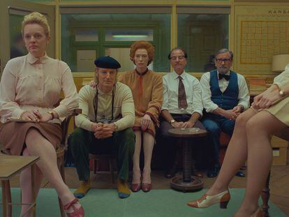 Elisabeth Moss, Owen Wilson, Tilda Swinton, Fisher Stevens y Griffin Dunne, en la redacción de 'The French Dispatch', el semanario estadounidense inspirado en 'The New Yorker'.