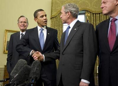 Barack Obama saluda al presidente Bush en presencia de Clinton y Bush, padre, ayer en la Casa Blanca.