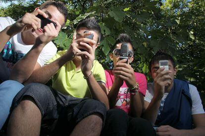 Adolescentes utlizando sus teléfonos móviles.