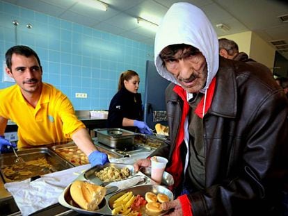 Personas sin hogar en un centro del Ayuntamiento de Madrid.