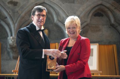 Bruno Latour recibe el Premio Internacional Holberg de manos de la ministra noruega de Educación, Kristin Halvorsen, en Hakonshallen en Bergen (Noruega), en junio de 2013.
