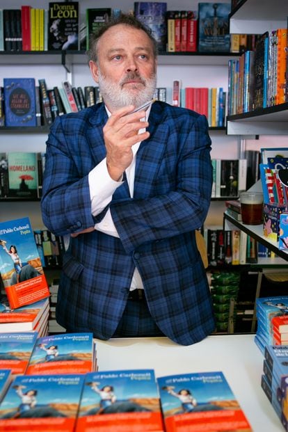 Pablo Carbonell firma ejemplares de su primera novela, 'Pepita', en la Feria del Libro de Madrid de 2019.