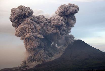 El Monte Sinabung arroja materiales volcánicos, visto desde Gundaling al norte de Sumatra (Indonesia).