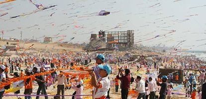 Miles de niños de Gaza lanzan al aire sus cometas en la playa de Beit Lahiya, en busca de romper el récord Guiness de vuelo simultáneo de cometas.