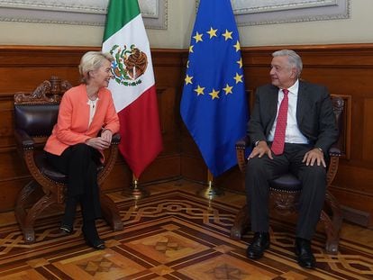 López Obrador conversa con Von der Leyen, el viernes en el Palacio Nacional de México.