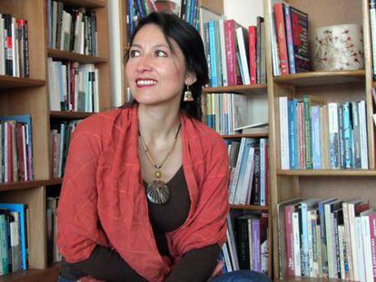 La editora y escritora Karina Pacheco trabaja en su casa de Cusco.