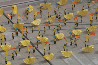 Los trajes con que actúan los bailarines imitan el flujo del río Amarillo en Binzhou, en la provincia de Shandong (China).