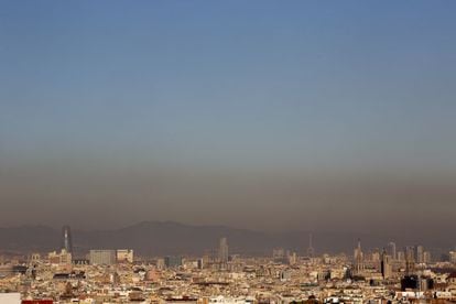 Manto de contaminació sobre la ciudad de Barcelona, en 2013.