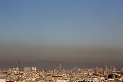 Manto de contaminació sobre la ciudad de Barcelona, en 2013.