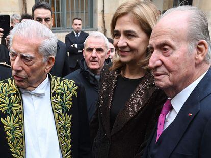 El rey emérito acompañado de su hija, la infanta Cristina, junto a Mario Vargas Llosa