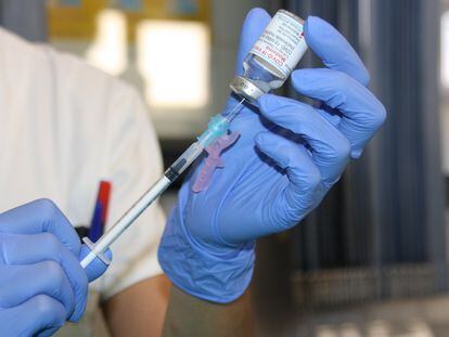 Un sanitario prepara una dosis de la vacuna contra la covid-19 en un centro de Cuenca.