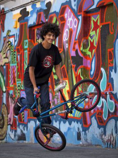 Miguel Monzón o Gago, 23 años, dio en una BMX sus primeras pedaladas, que luego se convirtieron en piruetas.