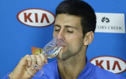Djokovic celebra su triunfo con champ&aacute;n.