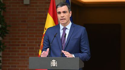 El presidente del Gobierno, Pedro Sánchez, este lunes en la Moncloa (Madrid).