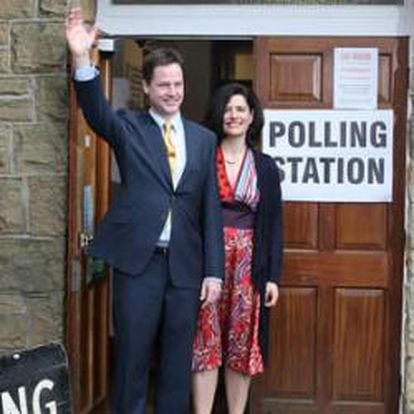 Nick Clegg, viceprimer ministro británico, junto a su esposa Miriam González Durantez en una mesa de votación en Sheffield, Reino Unido.