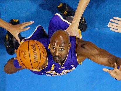 Karl Malone intenta capturar un rebote con los Lakers la pasada temporada.