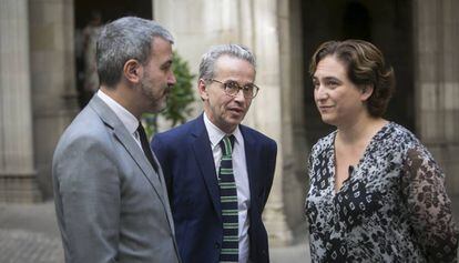 Emmanuel Guignon, entre Jaume Collboni y la alcaldesa Ada Colau, ayer.