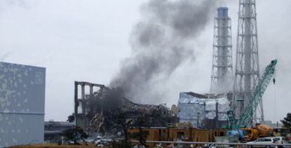 La central nuclear de Fukushima tras el tsunami que asol&oacute; el litoral japon&eacute;s en 2011.