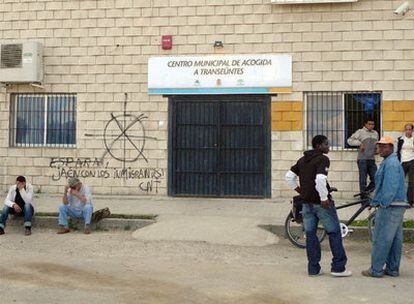 Varios inmigrantes en el Centro de Acogida de transeuntes de Jaén.