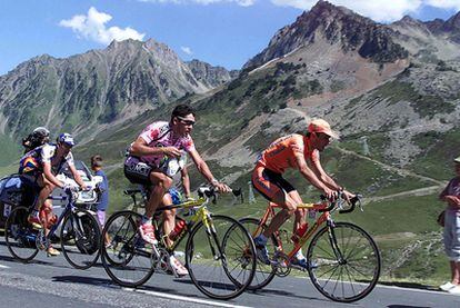 Carlos Sastre irrumpió en el ciclismo profesional en 1997, de la mano de Manolo Saiz. El director del equipo ONCE veía en él un gregario de lujo y el madrileño, que permaneció cuatro años en el equipo <i>amarillo</i>, no le defraudó. Muy rápido, en 2000, ya rubricó un octavo puesto en la clasificación general de la Vuelta a España y además se adjudicó el jersey de la montaña. En la imagen, en plena ascensión a Luz Ardiden, junto a Roberto Laiseka, del Euskaltel, y Denis Menchov, de Banesto.