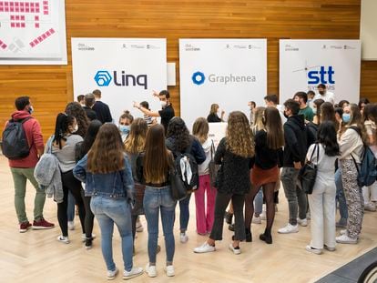 Un grupo de jóvenes atiende las explicaciones dadas durante una reciente Feria del Talento en San Sebastián.