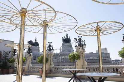 En el número 15 de la calle de Alcalá, el Casino de Madrid pasa casi inadvertido entre la arquitectura financiera de la vía. En 1903, poco después de terminar sus estudios, Palacios participó en el concurso internacional de arquitectos que había convocado el Casino para construir su nueva y definitiva sede. Se presentó junto a Joaquín Otamendi, y su proyecto fue uno de los seis seleccionados. En la terraza del Casino (en la foto) hay un restaurante estupendo donde es posible tomar una copa en compañía de dos inmensas cuadrigas de bronce con cuatro caballos cada una.