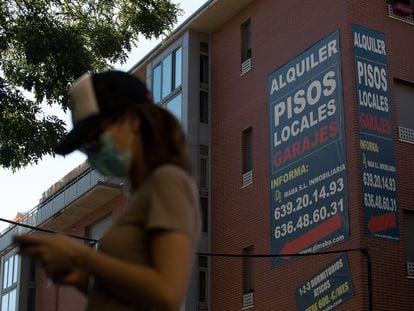 Un anuncio de alquiler de viviendas cuelga de la fachada de un edificio en Madrid.