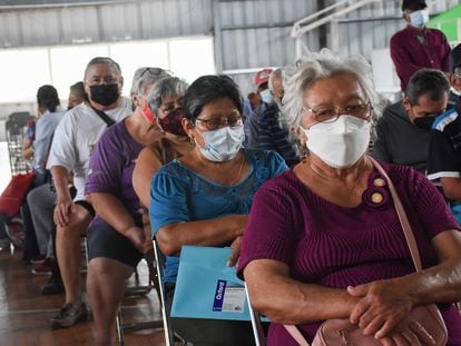 Personas de la tercera edad, en Campeche, en noviembre de 2021.